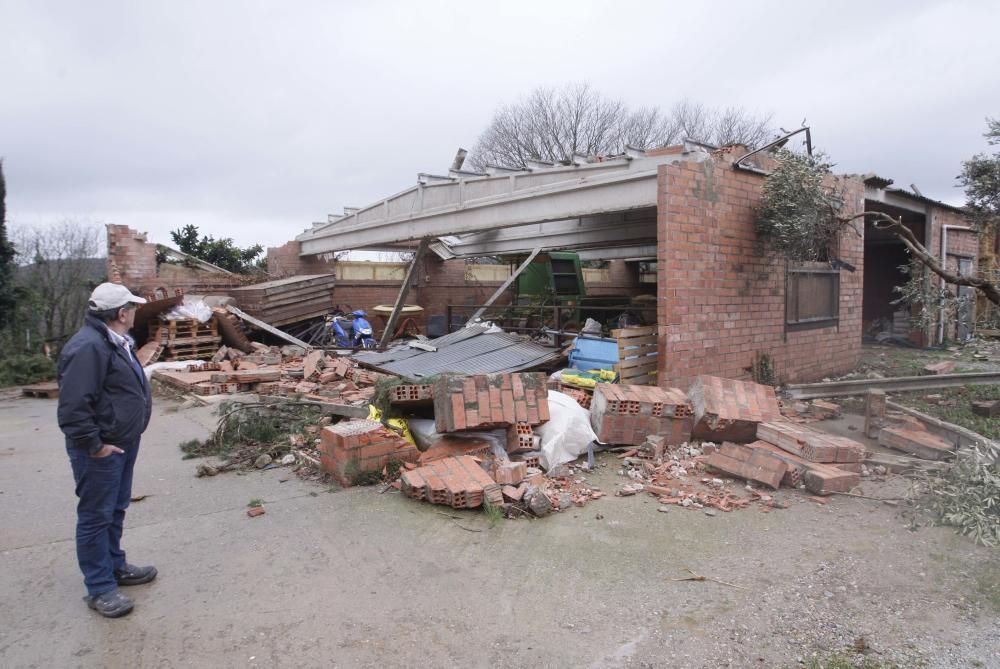 Un tornado deixa danys en cases, naus i vehicles a Cistella