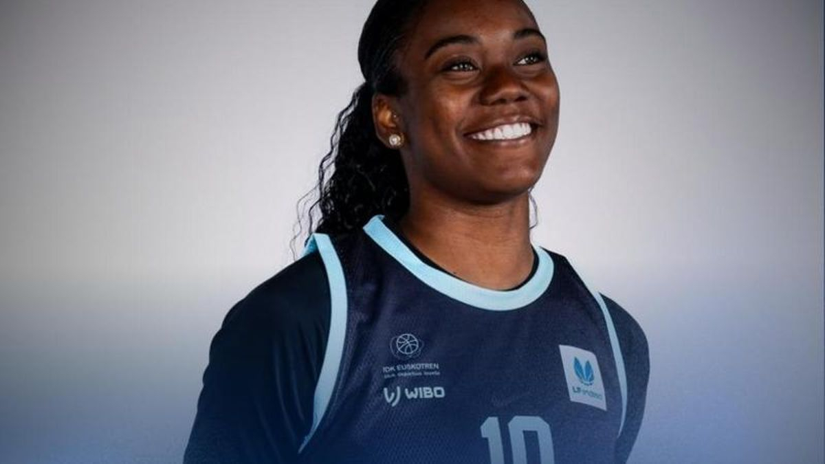 Mbulito posa como jugadora del Azulmarino