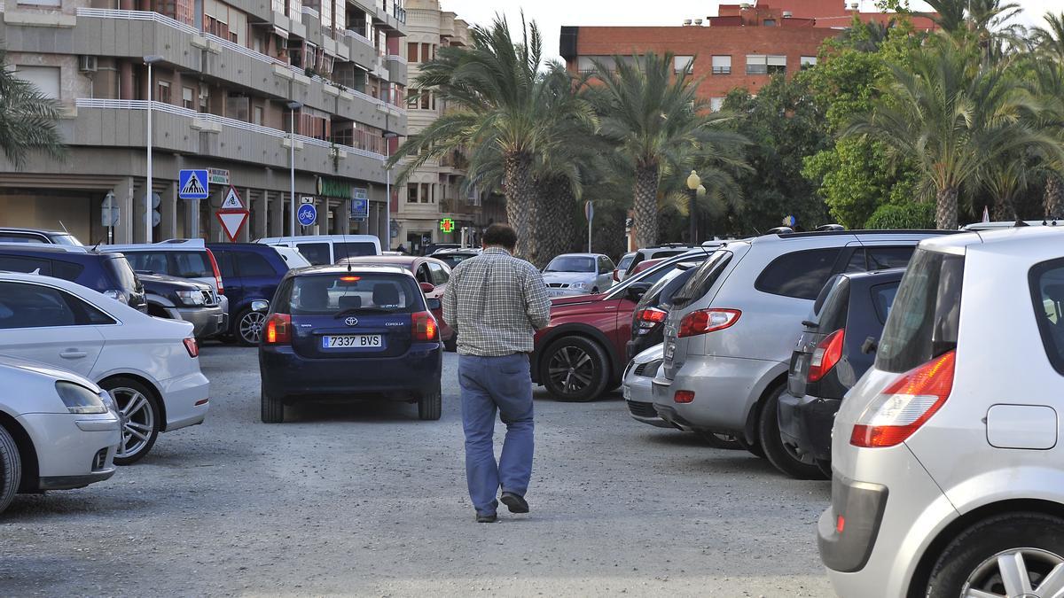 Más de cien vehículos estacionan en este aparcamiento improvisado que figura como zona verde en el PGOU