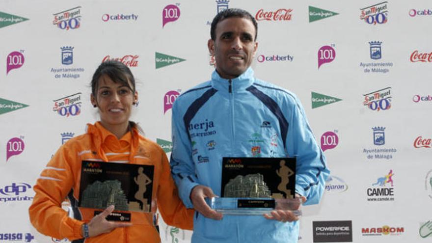 Los vencedores, Gemma Arenas y Abdelhadi El Mouaziz, posan en el podio.