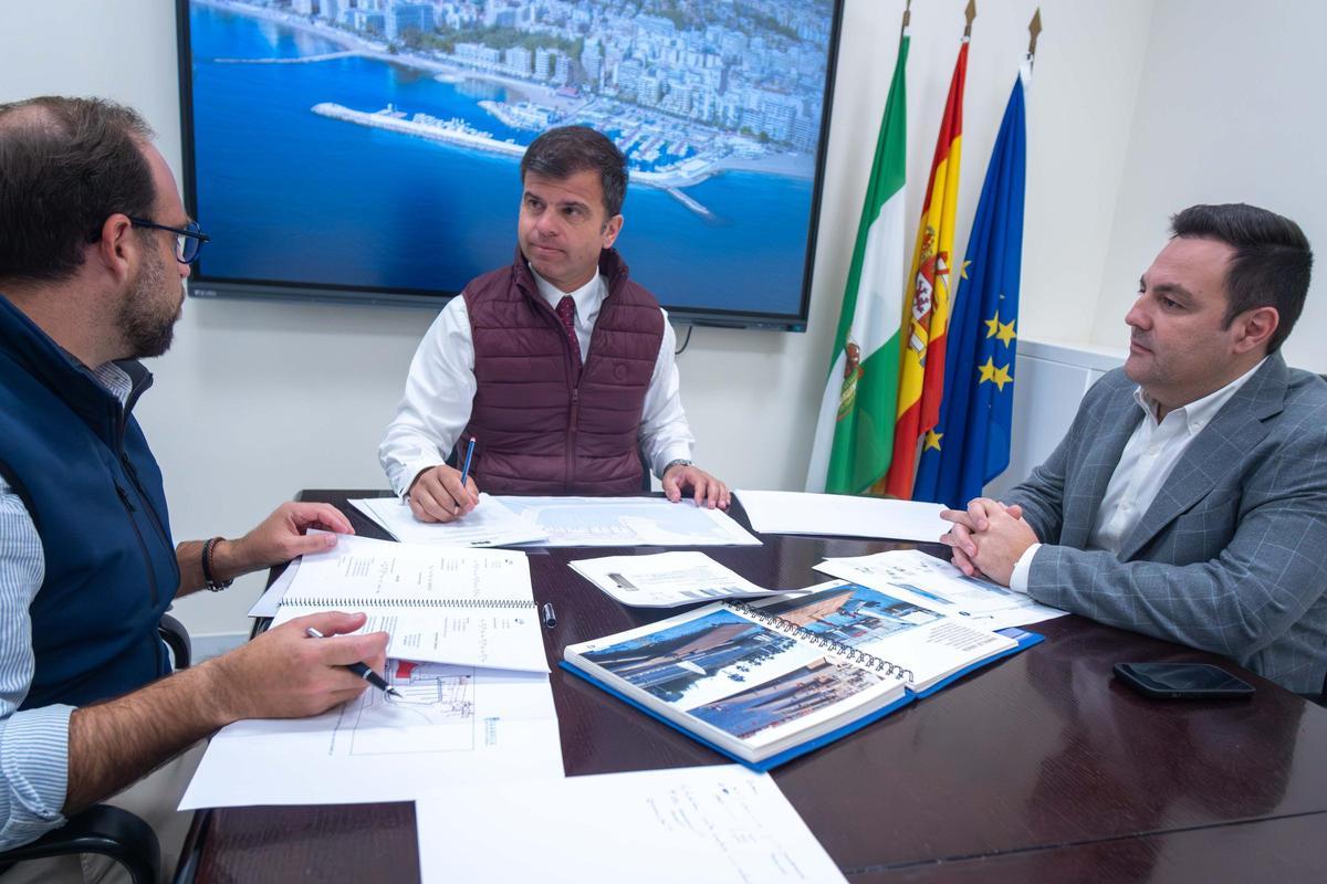 Diego López y Carlos Romero con el nuevo plan del Puerto Deportivo de Marbella