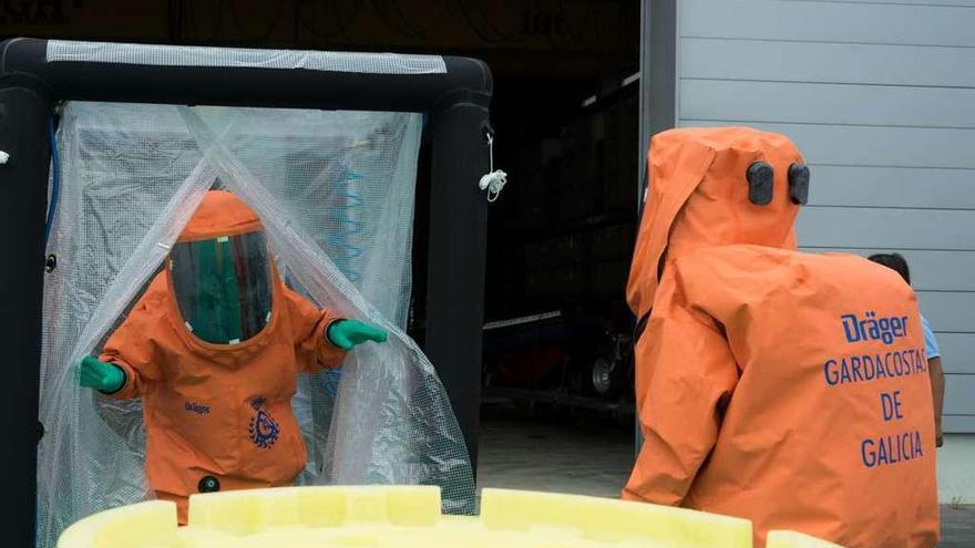 Los trajes y las duchas portátiles de lucha contra la contaminación química. // Xunta de Galicia