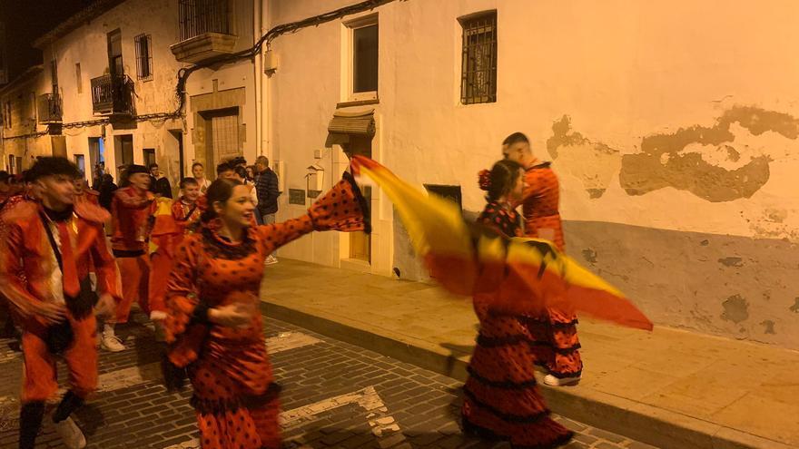 De toreros y faralaes, la divertida parodia &quot;made in Spain&quot; del Carnaval de Xàbia