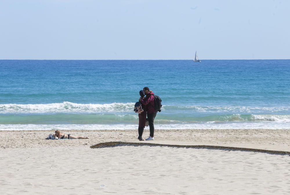 El primer puente festivo del año llena los hoteles y las playas de Alicante