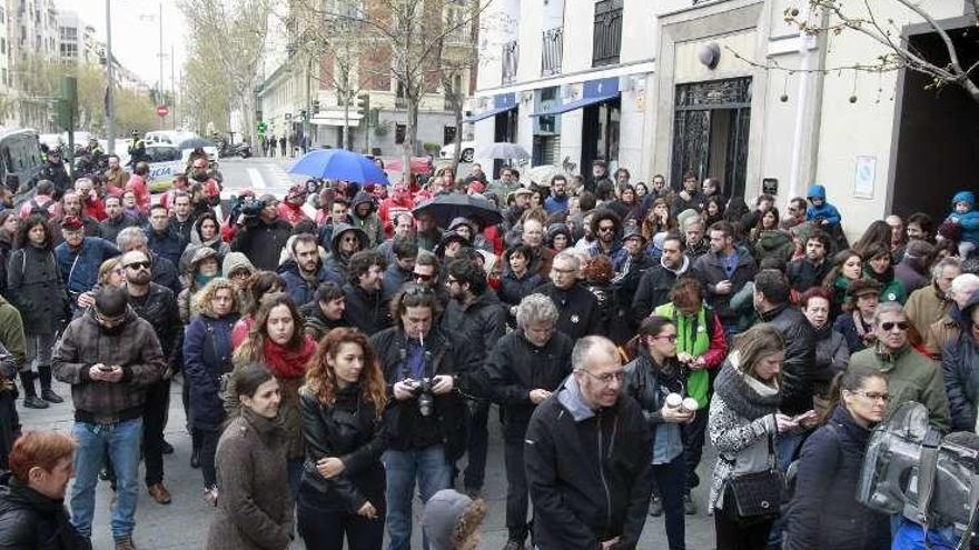 Concentración en protesta por la muerte de José Couso, ayer.