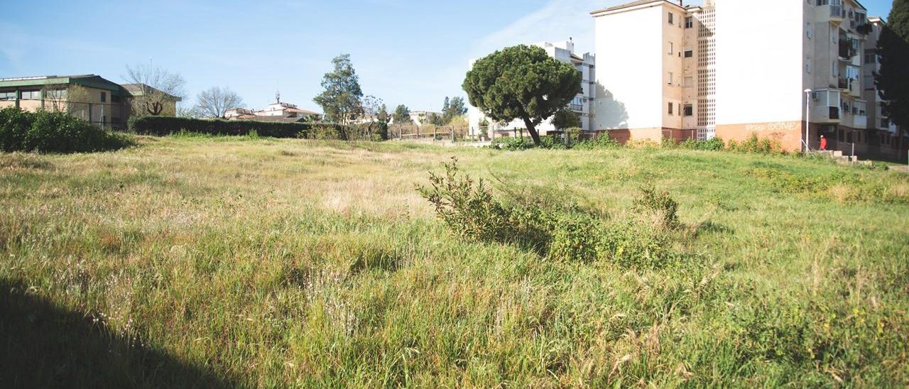 Parcela donde se construirá el hogar de mayores de Nueva Ciudad, junto a la parroquia de Los Milagros.