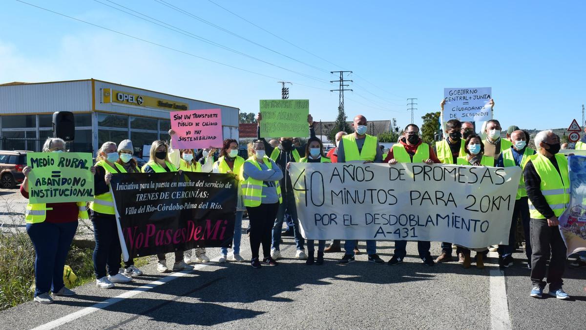 Corte de la carretera A-431 para reivindicar mejores transportes para Almodóvar del Río.