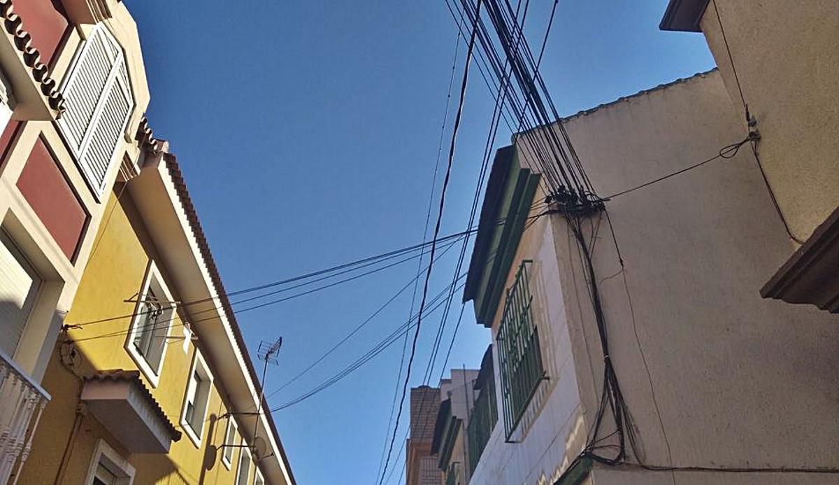 Una biznaga llena de cables