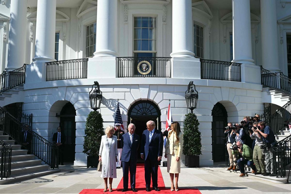 El presidente de Estados Unidos, Donald Trump (centro-derecha), y la primera dama, Melania Trump (derecha), saludan al rey Carlos III de Inglaterra (centro-izquierda) y a la reina Camilla de Inglaterra.
