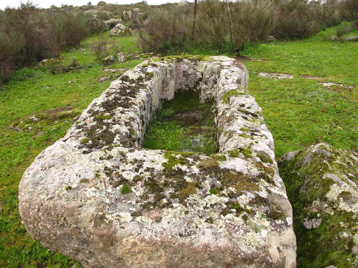Tumba en Mayoralguillo de Vargas.