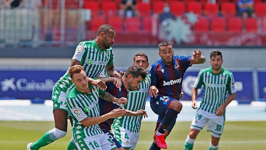 Postigo salta al despeje en una acción del partido.