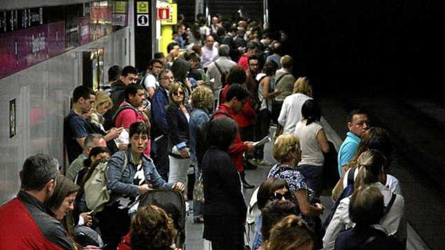 Usuaris de metro esperant a la parada de Sagrada Família