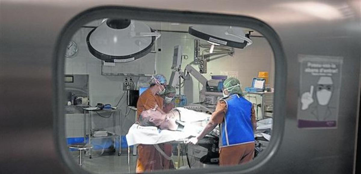 Un malalt, en una sala preoperatòria de l’Hospital de Bellvitge.