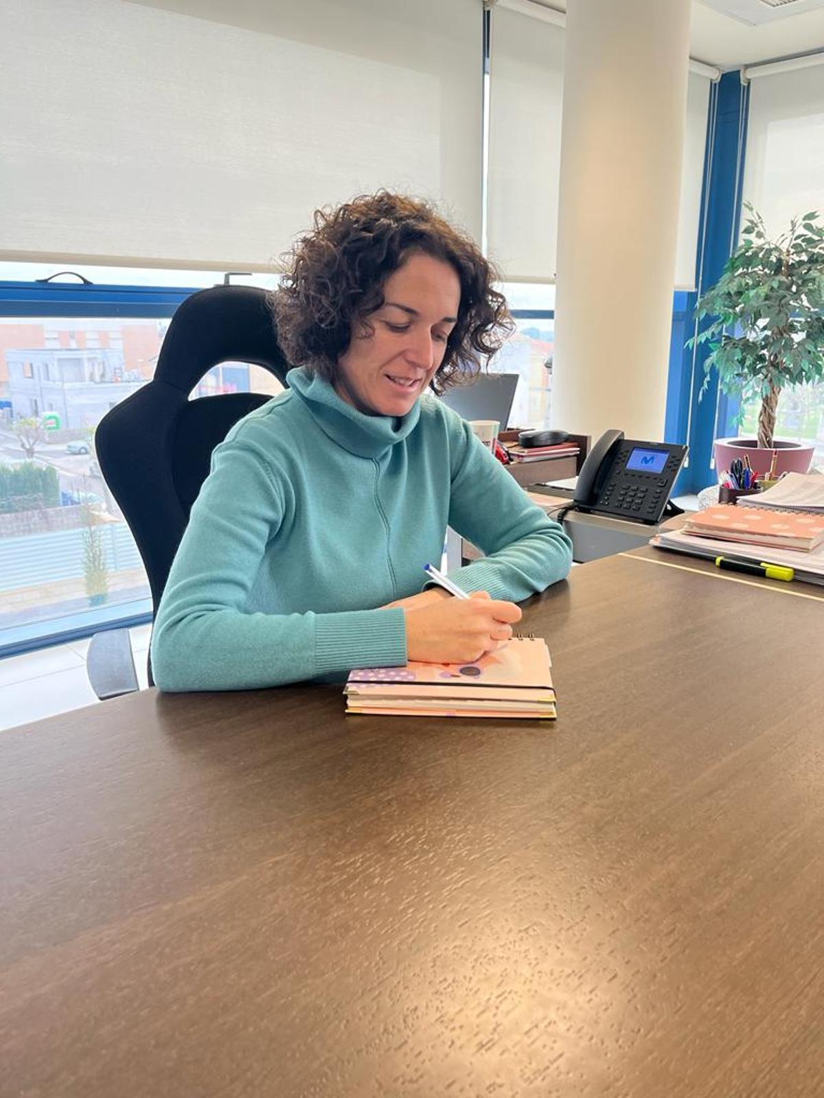 Estíbaliz Pérez, alcaldesa de Almenara, escribiendo su carta a los reyes Magos.