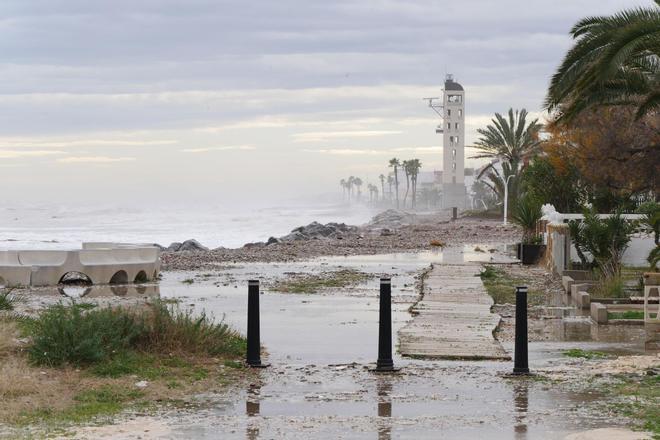 Temporal en Nules: El mar se come la playa, salvo el tramo donde hicieron espigones en el 2024
