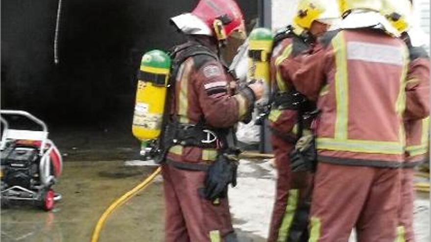 Cremen uns palets a l&#039;interior d&#039;una nau de Bescanó