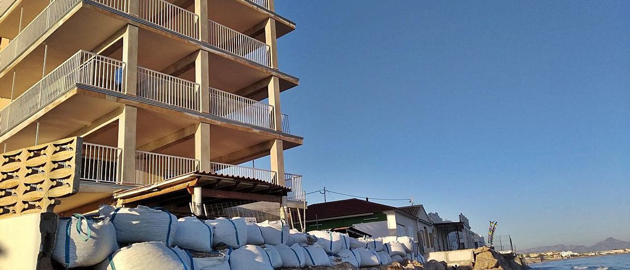 Sacos y piedras de escollera en un tramo totalmente desaparecido de la playa de les Deveses. | INFORMACIÓN