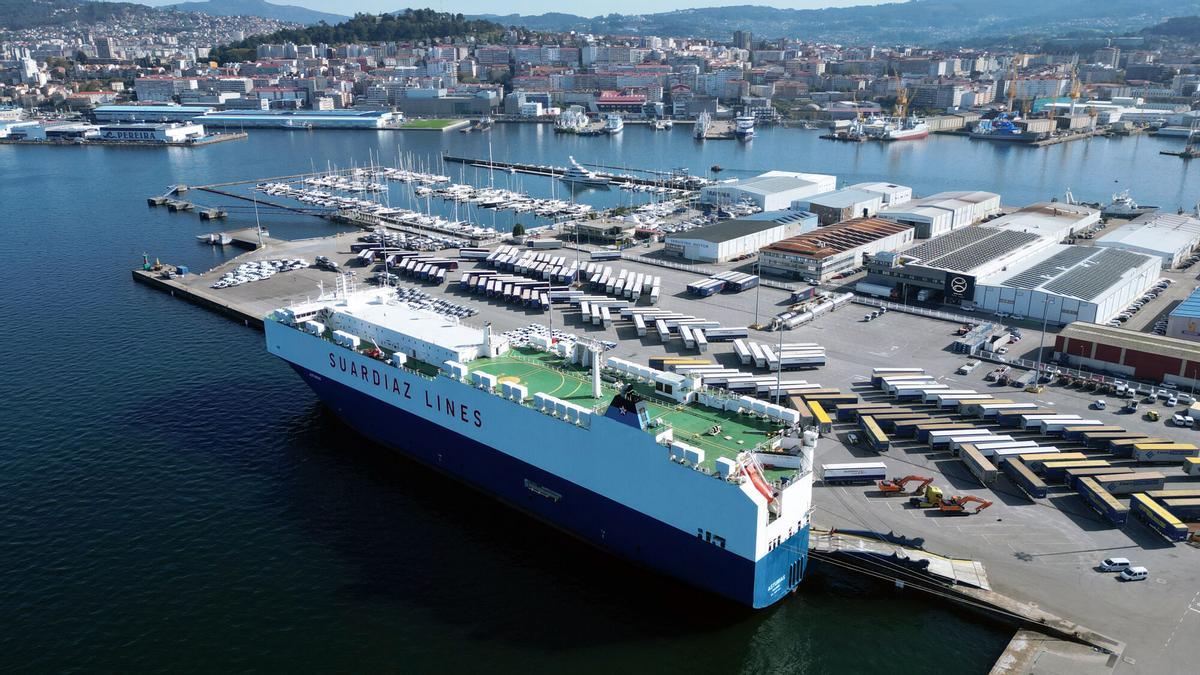 Un buque de Suardiaz, en la terminal de vehículos del Puerto de Vigo.