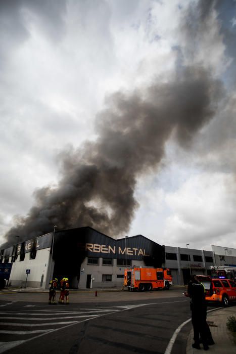 Incendio en una empresa del Polígono Industrial la Fillola, en Aldaia