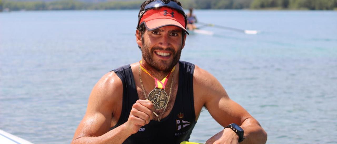 Rubén Padilla muestra una medalla conseguida en el campeonato de España.