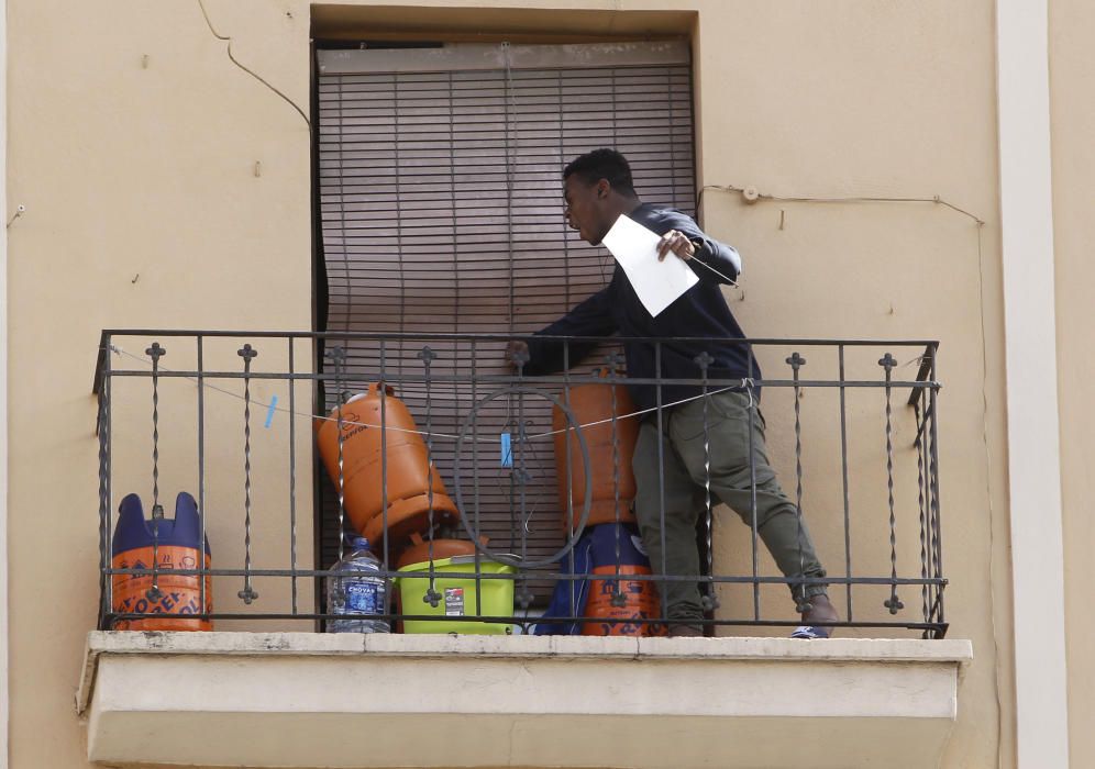 Un hombre se atrinchera armado en València