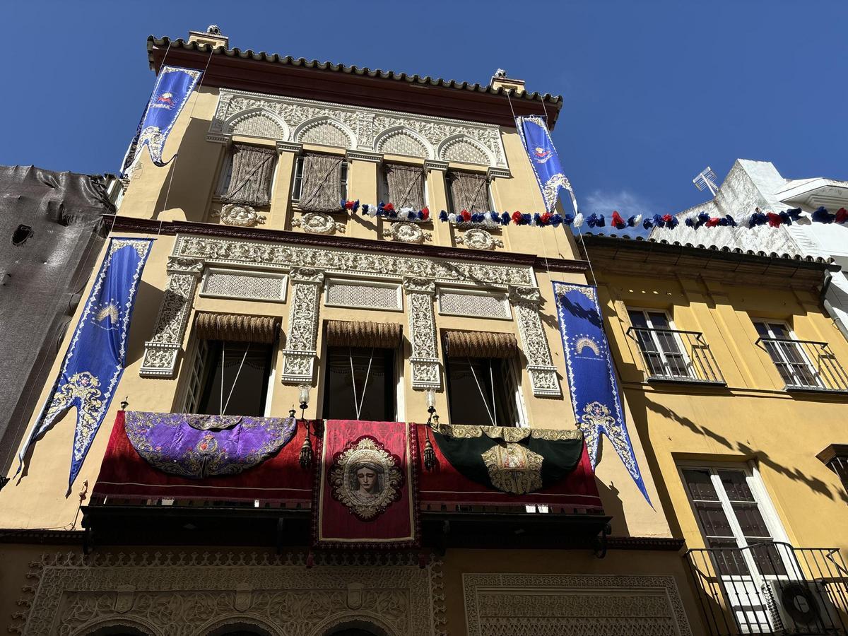 Aspecto exterior que presentaba en la mañana del sábado la puerta de la Capilla del Baratillo