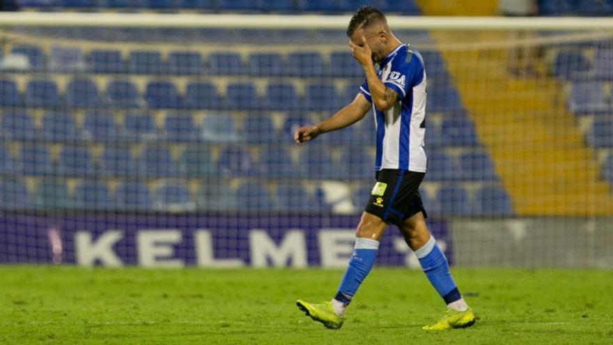 El extremo del Hércules Borja Martínez abandona el Rico Pérez tapándose la cara al término del choque ante el Orihuela (1-3).