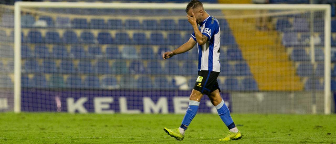 El extremo del Hércules Borja Martínez abandona el Rico Pérez tapándose la cara al término del choque ante el Orihuela (1-3).