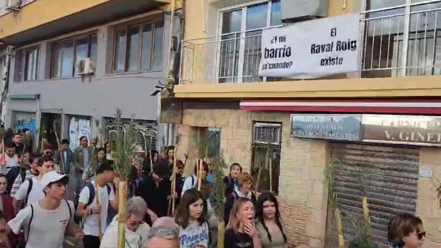 &quot;El Raval Roig existe&quot;: la protesta en el recorrido de la romería de la Santa Faz