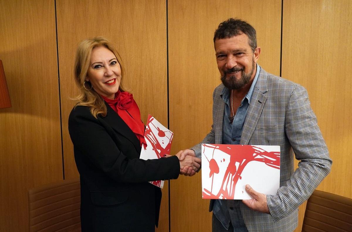Carolina España y Antonio Banderas, en la firma del protocolo entre el PTA y el Teatro Soho CaixaBank.