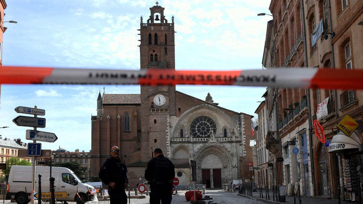 Perímetro de seguridad en la entrada de la catedral de Toulouse