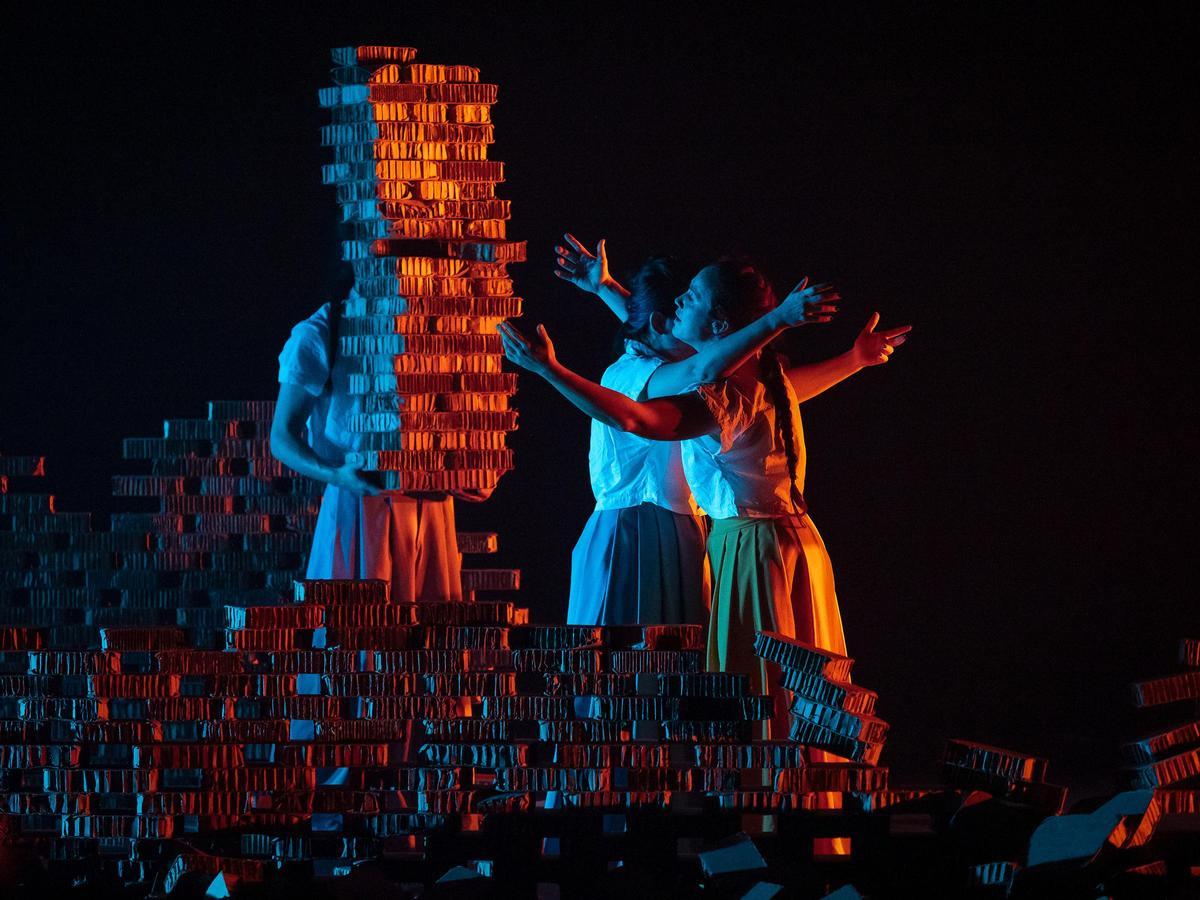 Un momento del espectáculo 'Long', en el Teatro Circo de Murcia.