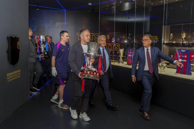 Hansi Flick oficialitza la renovació amb el Barça fins al 2028