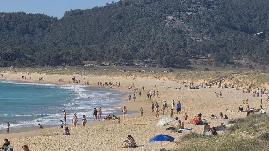 Procesión de toallas y sombrillas