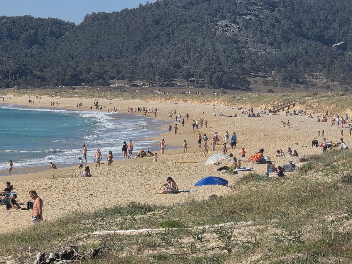 La playa de A Lanzada vista desde Sanxenxo, con O Grove al fondo.