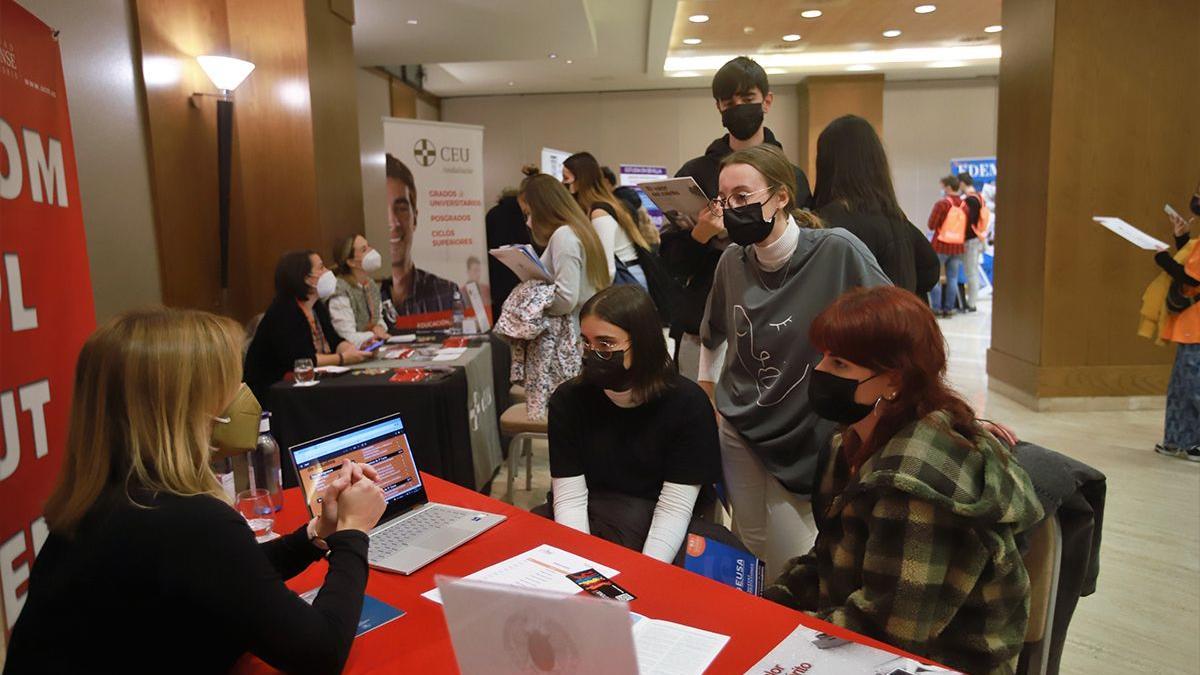 Estudiantes en una mesa informativa de la pasada edición de Unitour en Córdoba.