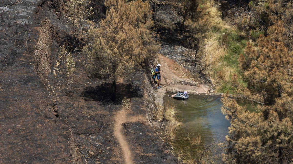 Vecinos de Arteas de Abajo, en una poza cercana a la aldea.