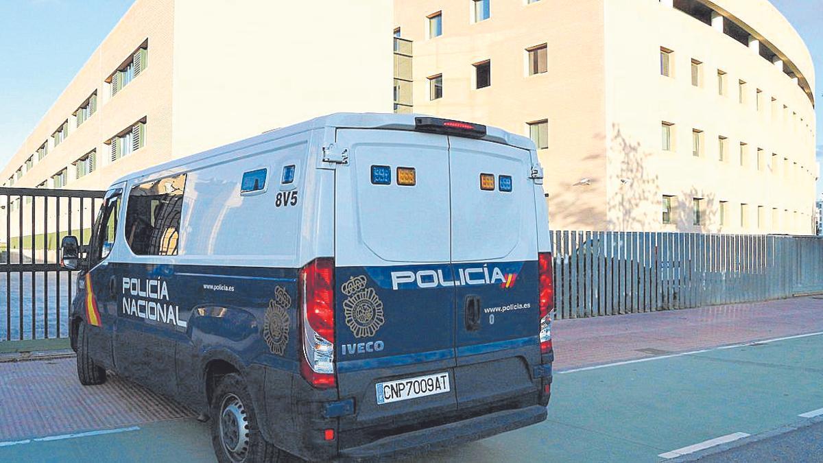 Imagen de archivo de un furgón de la Policía Nacional entrando en la Audiencia Provincial de Castellón