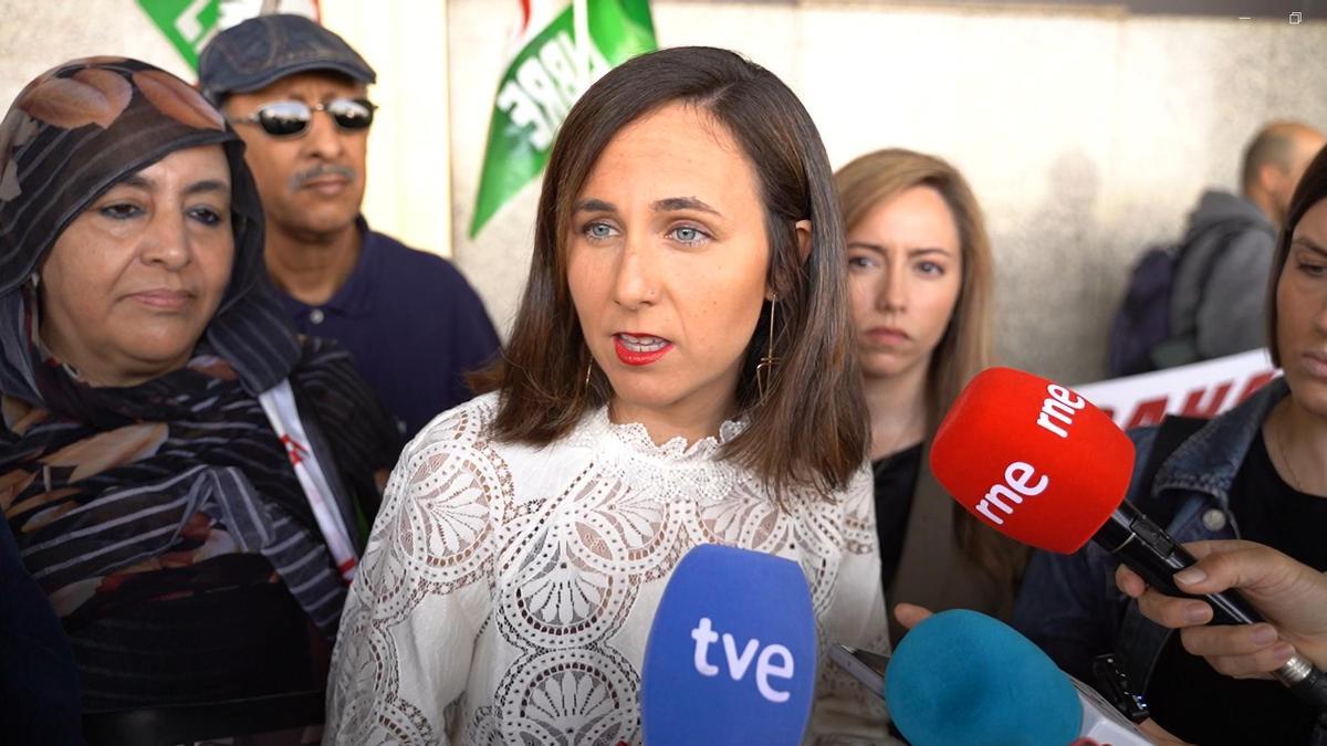 Ione Belarra, secretaria general de Podemos, en el aeropuerto de Barajas este lunes.