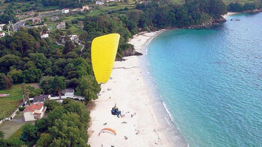 Evacuado a un hospital de Santiago tras caer del parapente que manejaba en Porto do Son