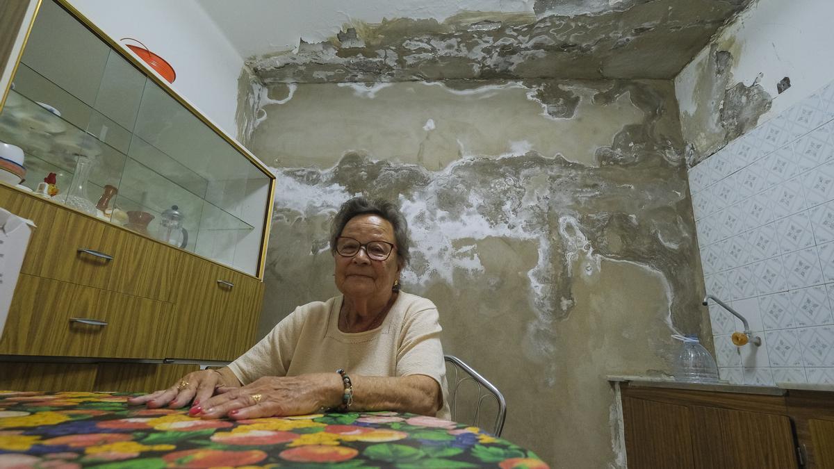 Celia Modesta en su casa afectada por las humedades en San Roque.