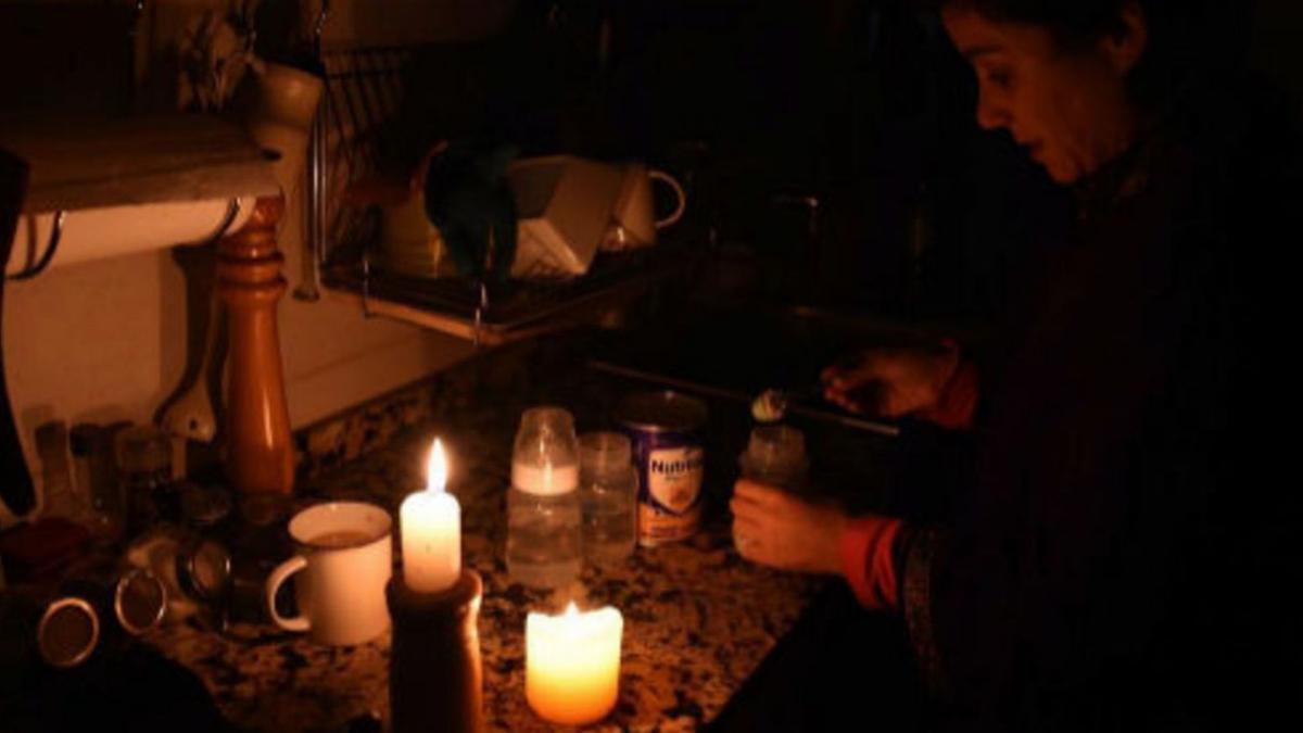 Imatge d’una apagada de llum amb una persona il·luminant-se amb espelmes. | DIARI DE GIRONA