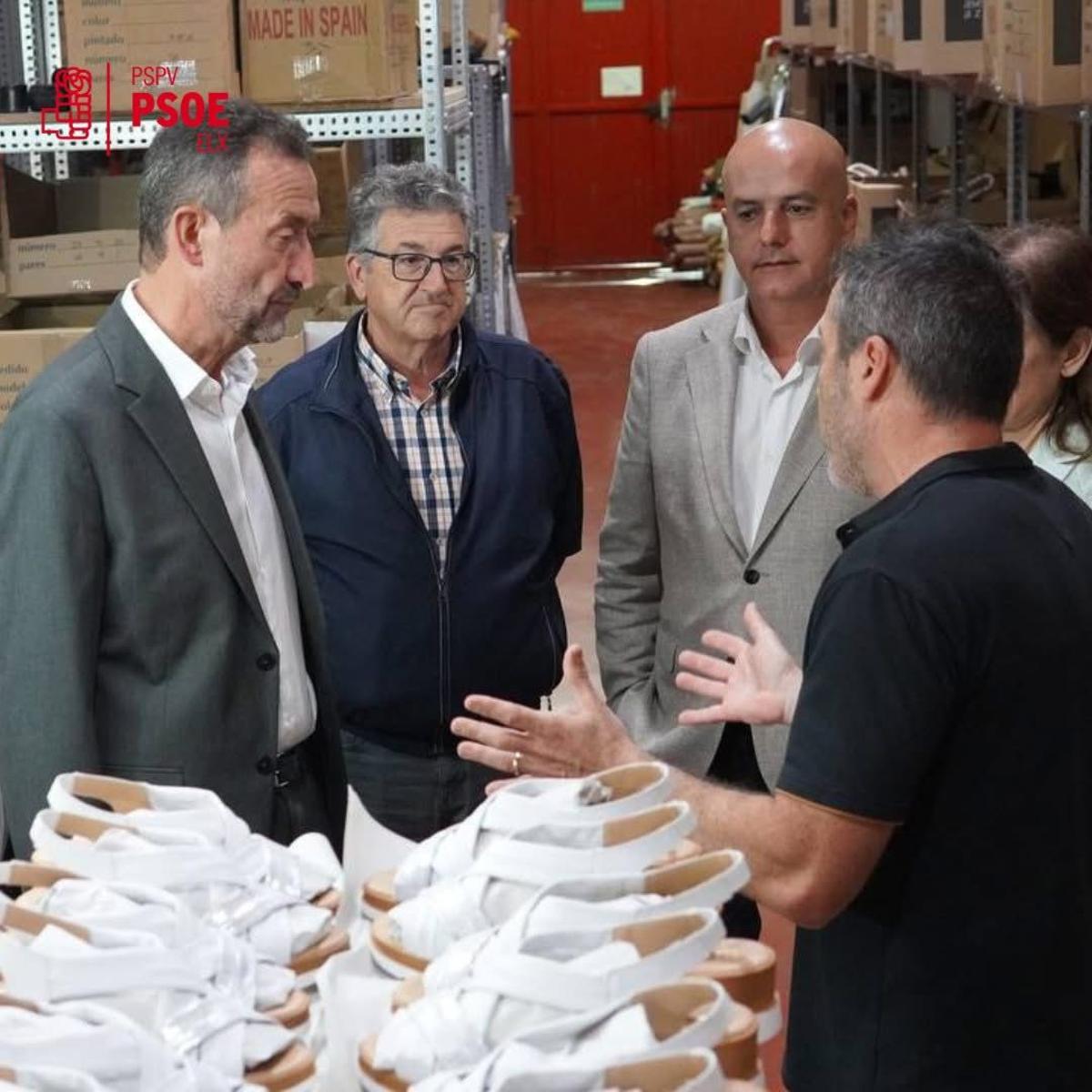Miguel Serna, a la derecha, junto al ex alcalde Carlos González y empresarios en anteriores mandatos.
