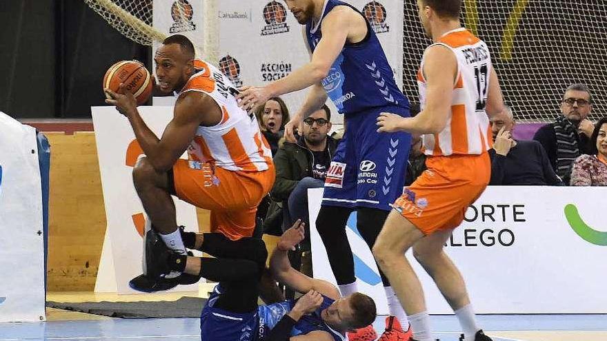 Blackwell atrapa un balón ante Pecikevicius y dos rivales en el partido contra el Gipuzkoa en Riazor.