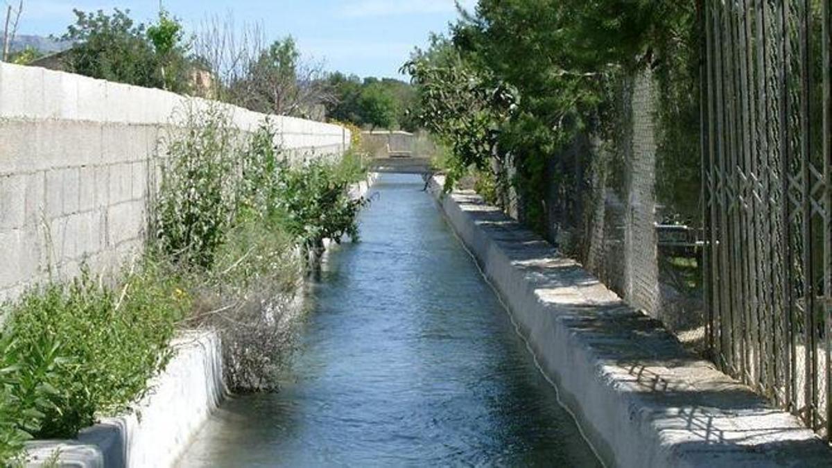 El Canal Bajo del Algar circula paralelo a la costa desde su cabecera en el río Algar de Altea, hasta el río Torres, en La Vila.