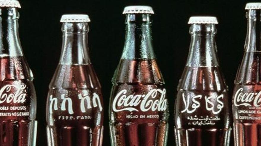 Botellas de Coca Cola envasadas en distintos países.
