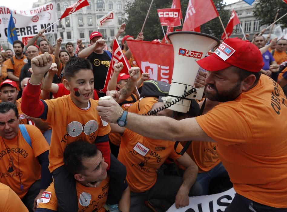 Los trabajadores de Vesuvius marchan a pie desde la fábrica de Riaño hasta la Junta