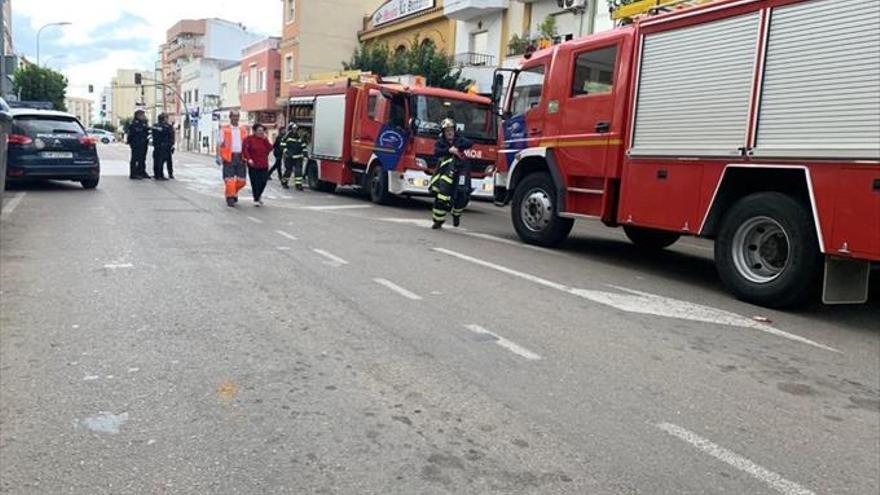 Tres heridos leves en un incendio en Almendralejo