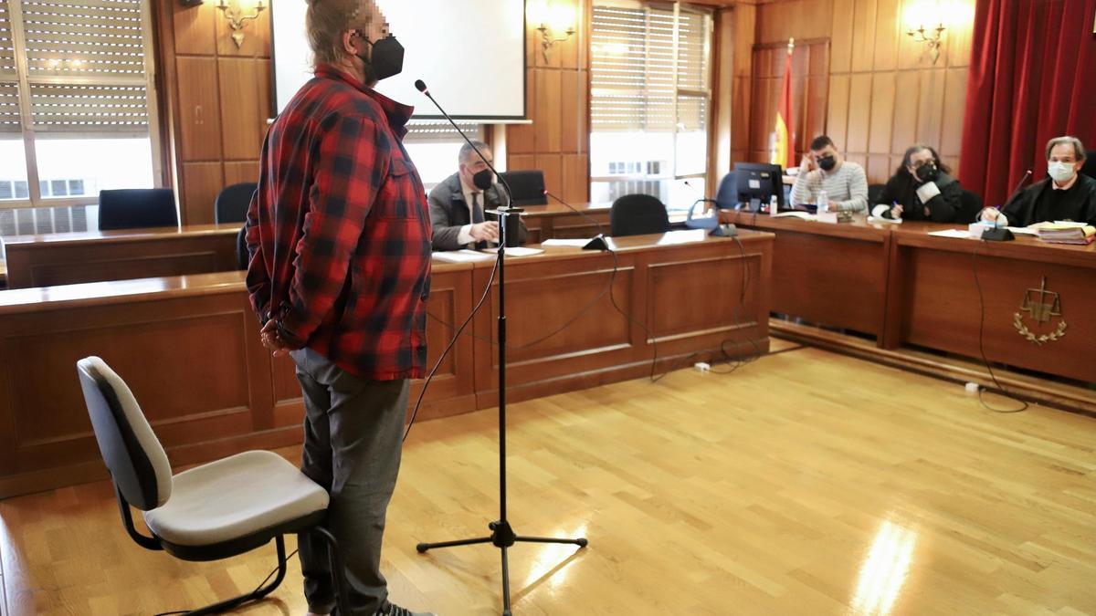 El hombre, en la primera sesión del juicio que se siguió contra él en la Audiencia Provincial de Murcia.