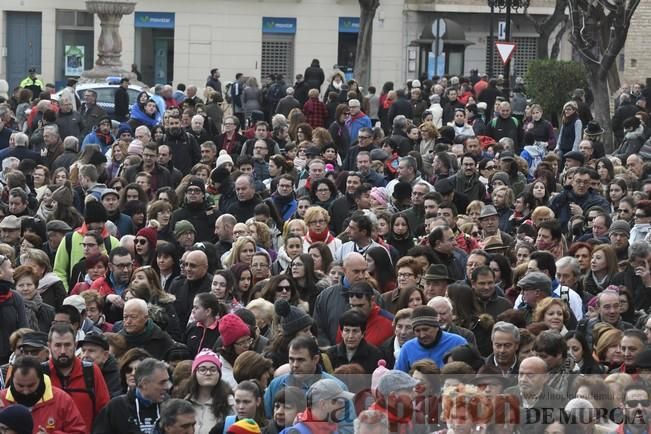 Los romeros acompañan a la Santa pese al frío.